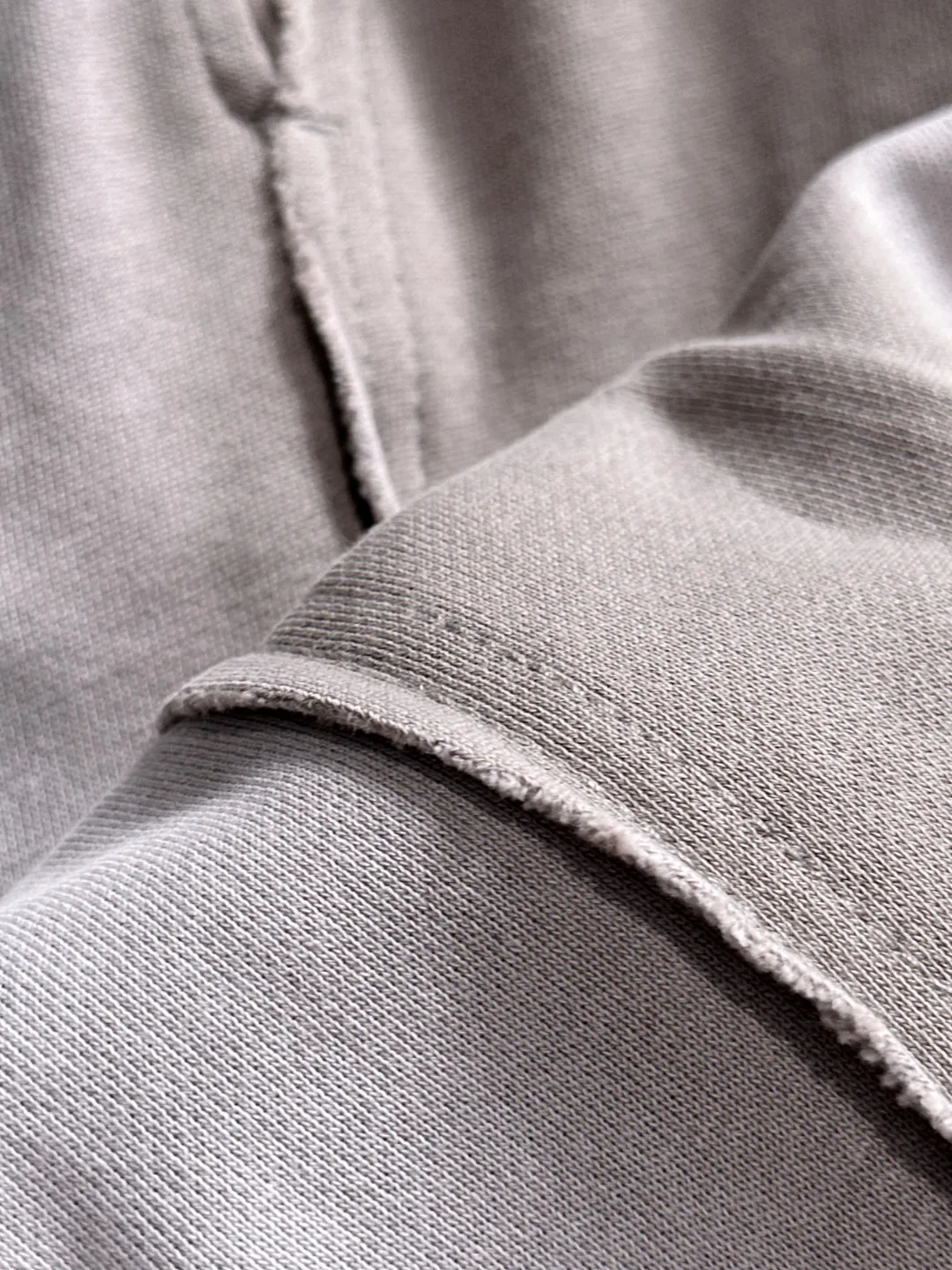 Next day shipment P360 Stone lsland/Stone Island Exclusively launches 25ss autumn and winter new high-quality trousers. Compare real-life details at will. Craftsmanship that ordinary small workshops cannot copy. Top-level ZP development. Unique imported fabric feel. Purely imported German machine production. Precision operation. Ten thousand needle density. A pair of trousers with rich details. You can see the development strength. A full set of new accessories are customized simultaneously. Simple yet elegant. Soft, delicate and comfortable. The upper body is versatile and fashionable. A perfect choice for autumn and winter. A must-have item. Loose fit. Please refer to the size chart when placing an order: S to XL (or state your height and weight when placing an order)